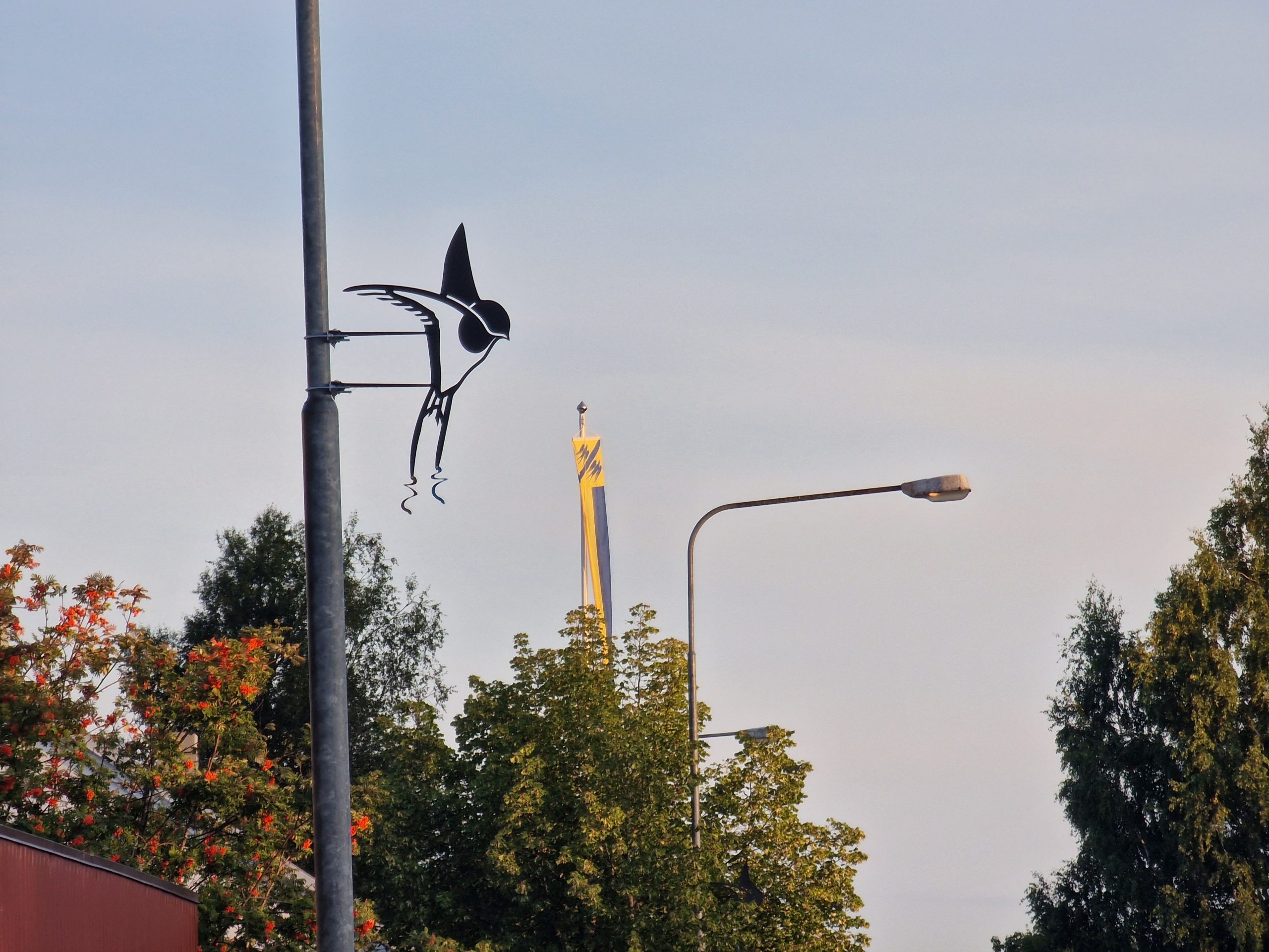 Metallinen pääsky-koriste lyhtypylväässä.