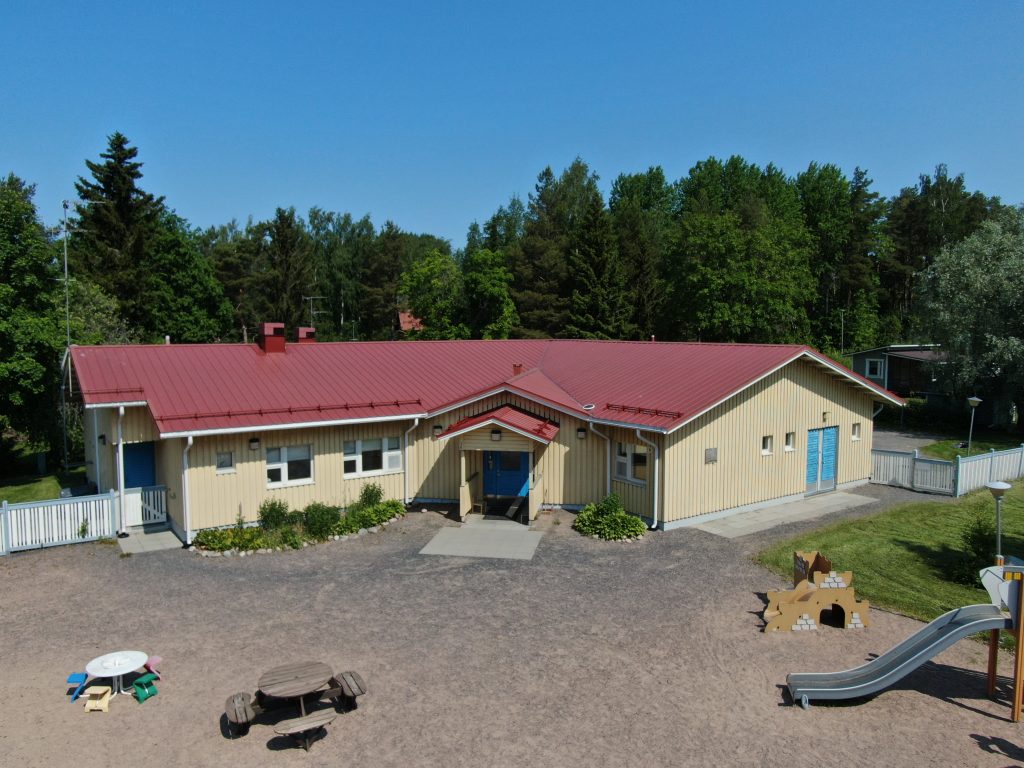 Pikku-Pääsky etupiha kesällä.