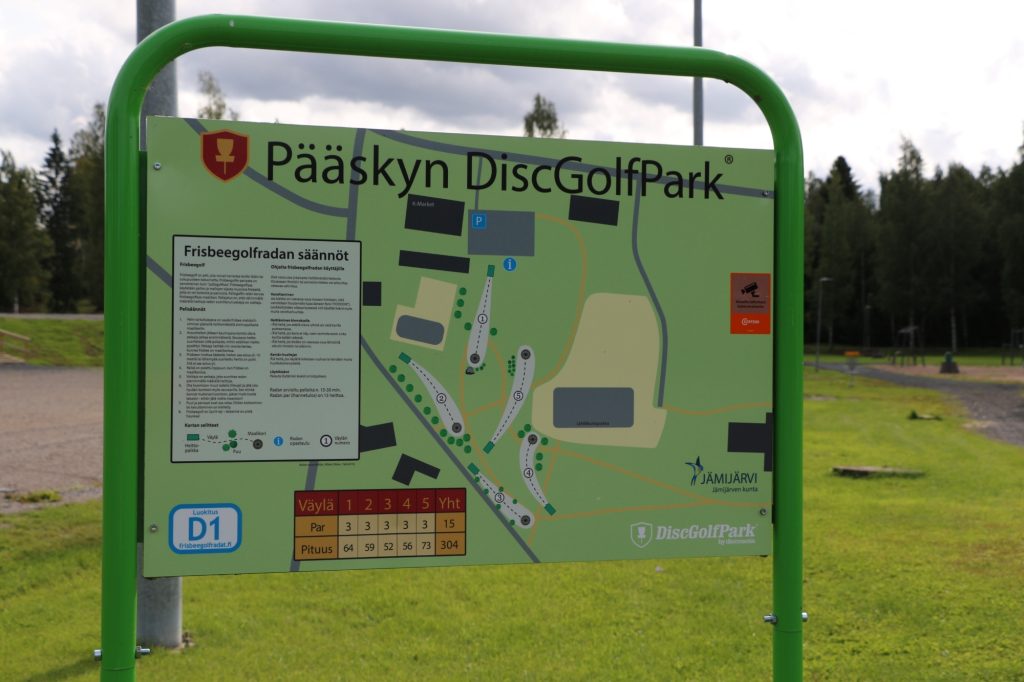 Pääskyn DiscGolfPark ratakartta ulkona.