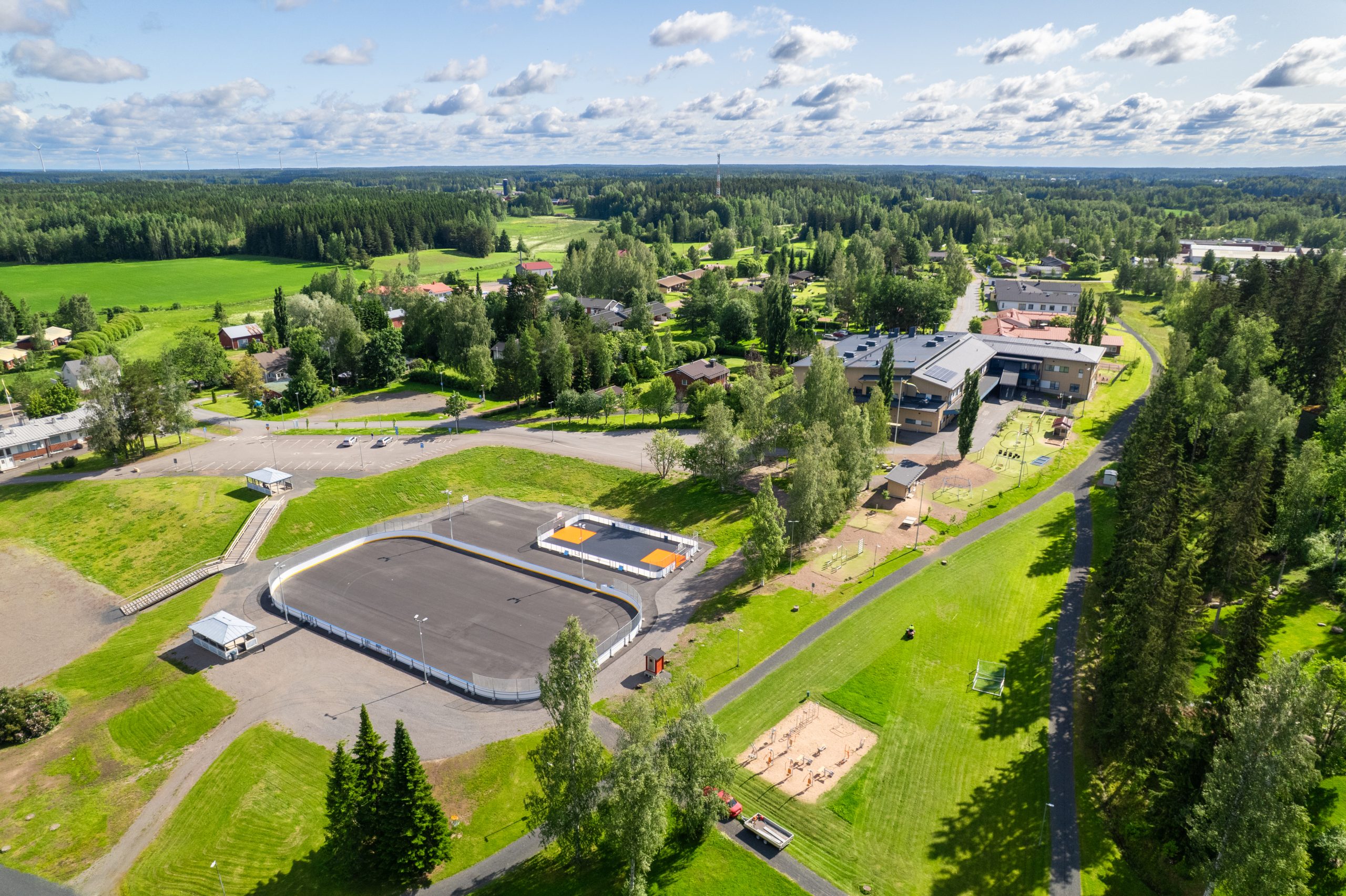 Ilmakuva koulukeskus Pääskystä ja lähiliikuntapaikasta.