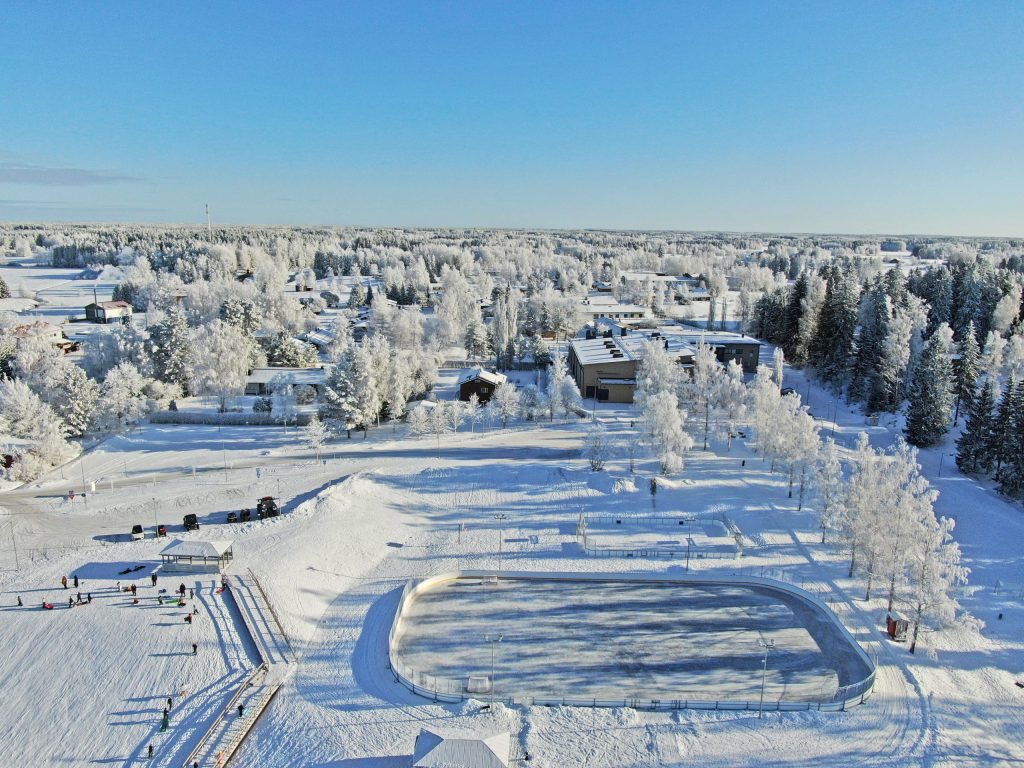 Pääskyn jääkiekkokaukalo talvella