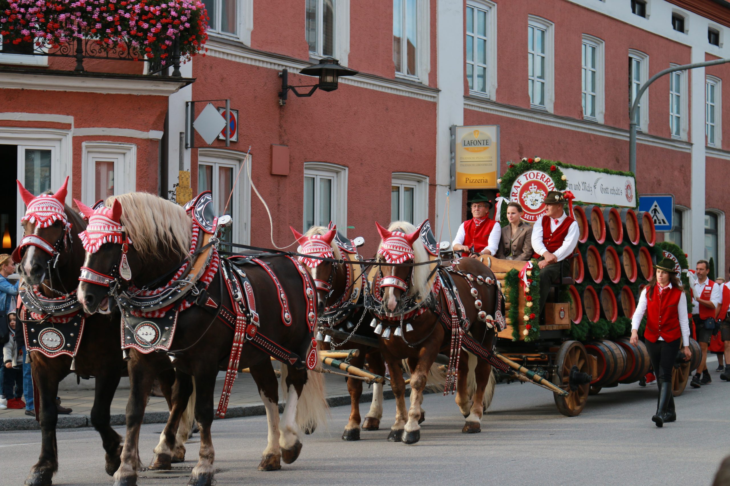 Kulkue Geisenfeldissä, jossa hevoset vetävät olutkärryjä.