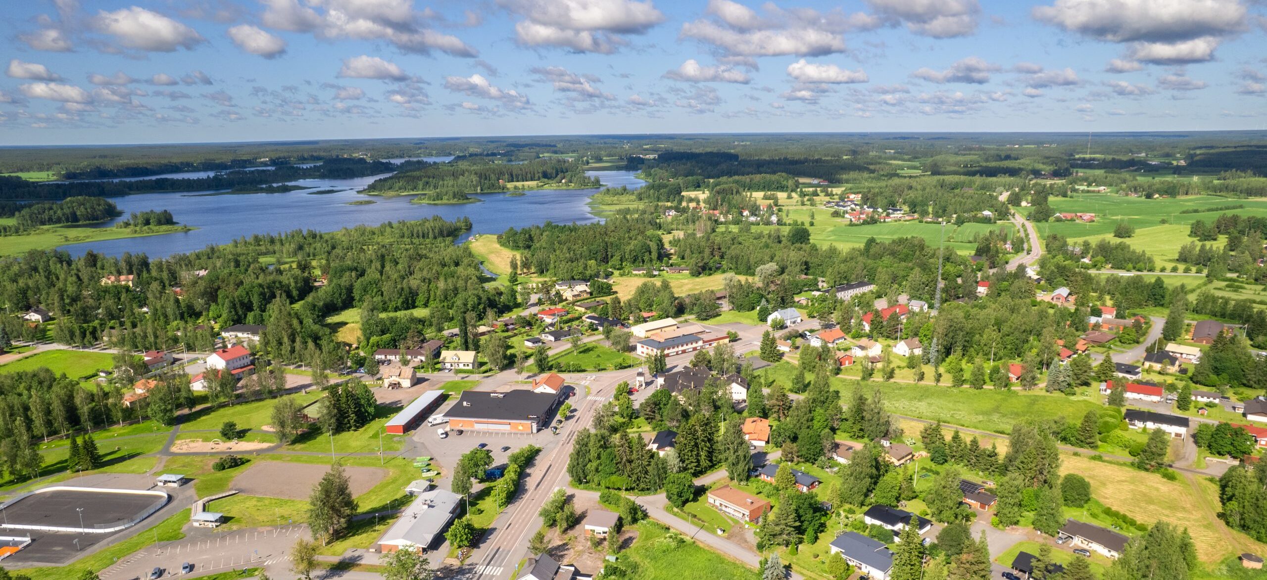 Ilmakuva Jämijärven keskustasta aurinkoisena kesäpäivänä.