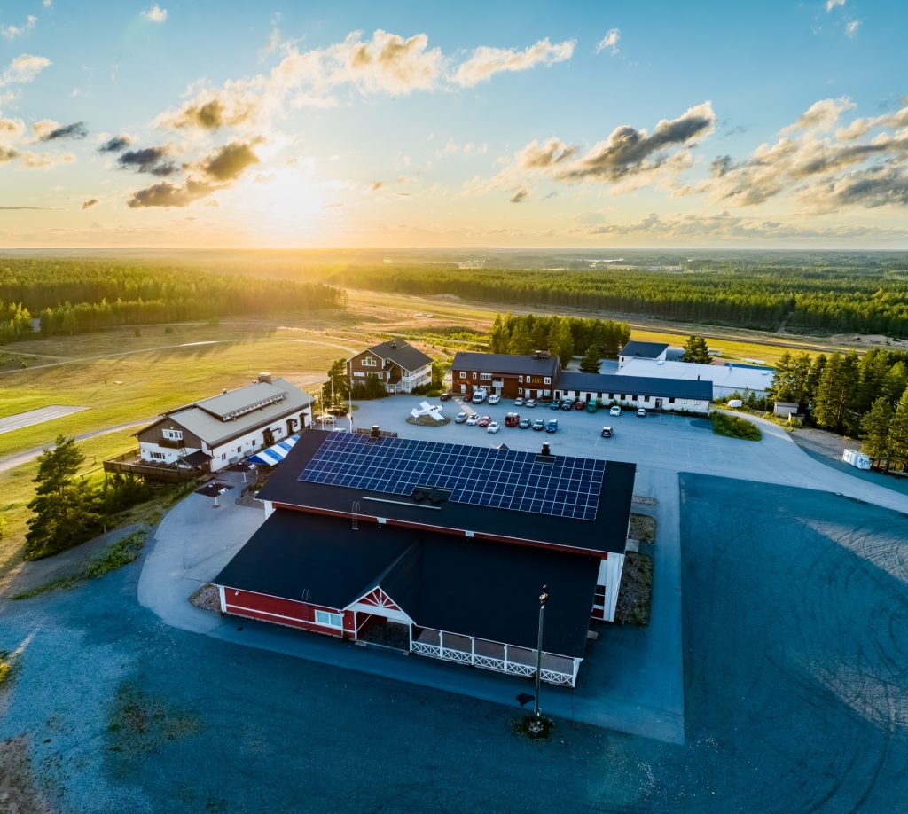 Jämi Areena Ja Jämin ydinaluetta kesän ilta-auringossa.
