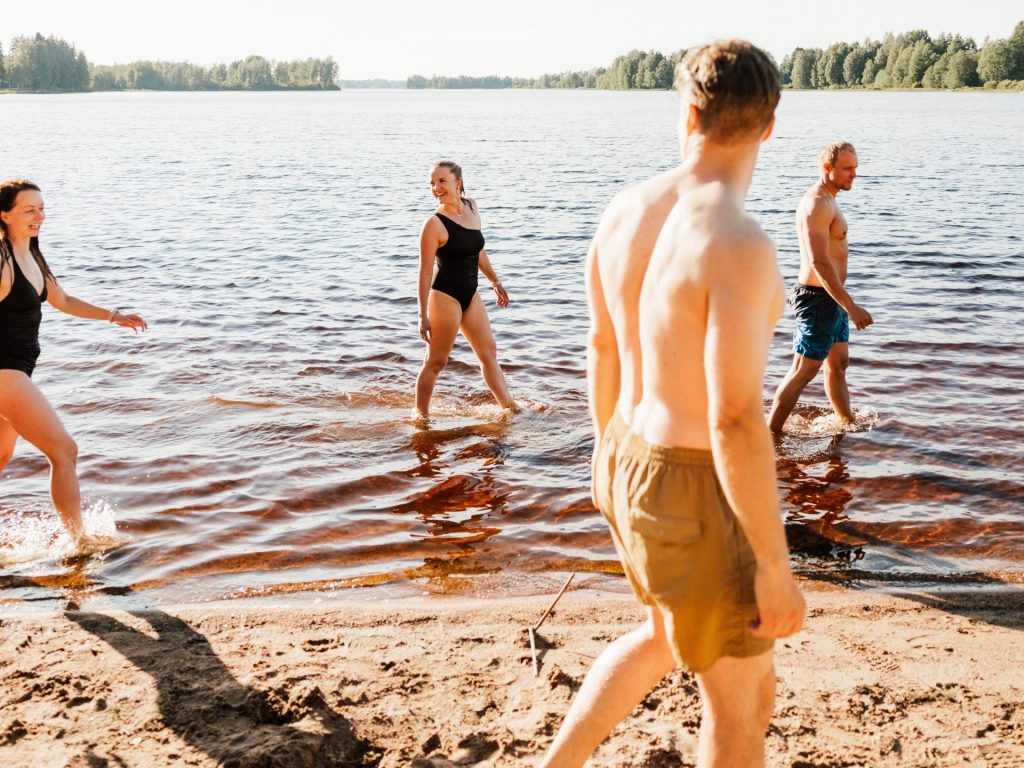 Uimareita Mielahden uimarannalla.