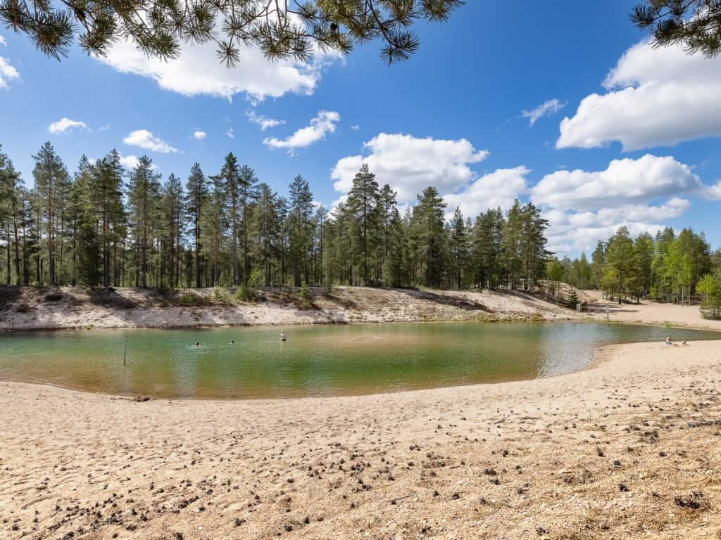 Perhepuiston uimaranta.