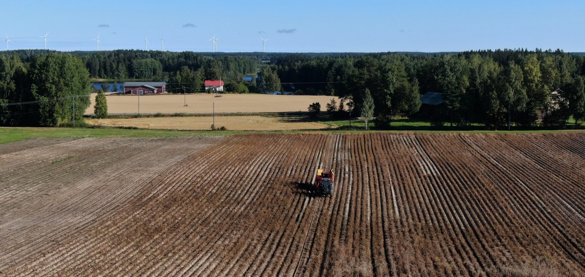 Ilmakuvassa traktori perunapellolla Kierikankylässä.