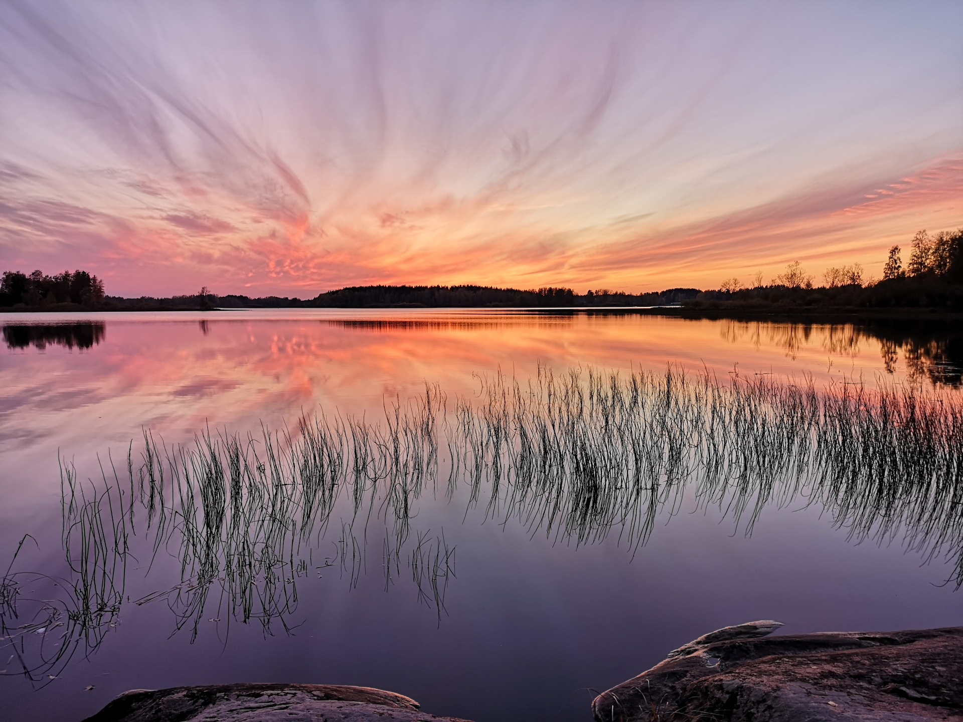 Iltarusko ja tyyni järvenpinta.