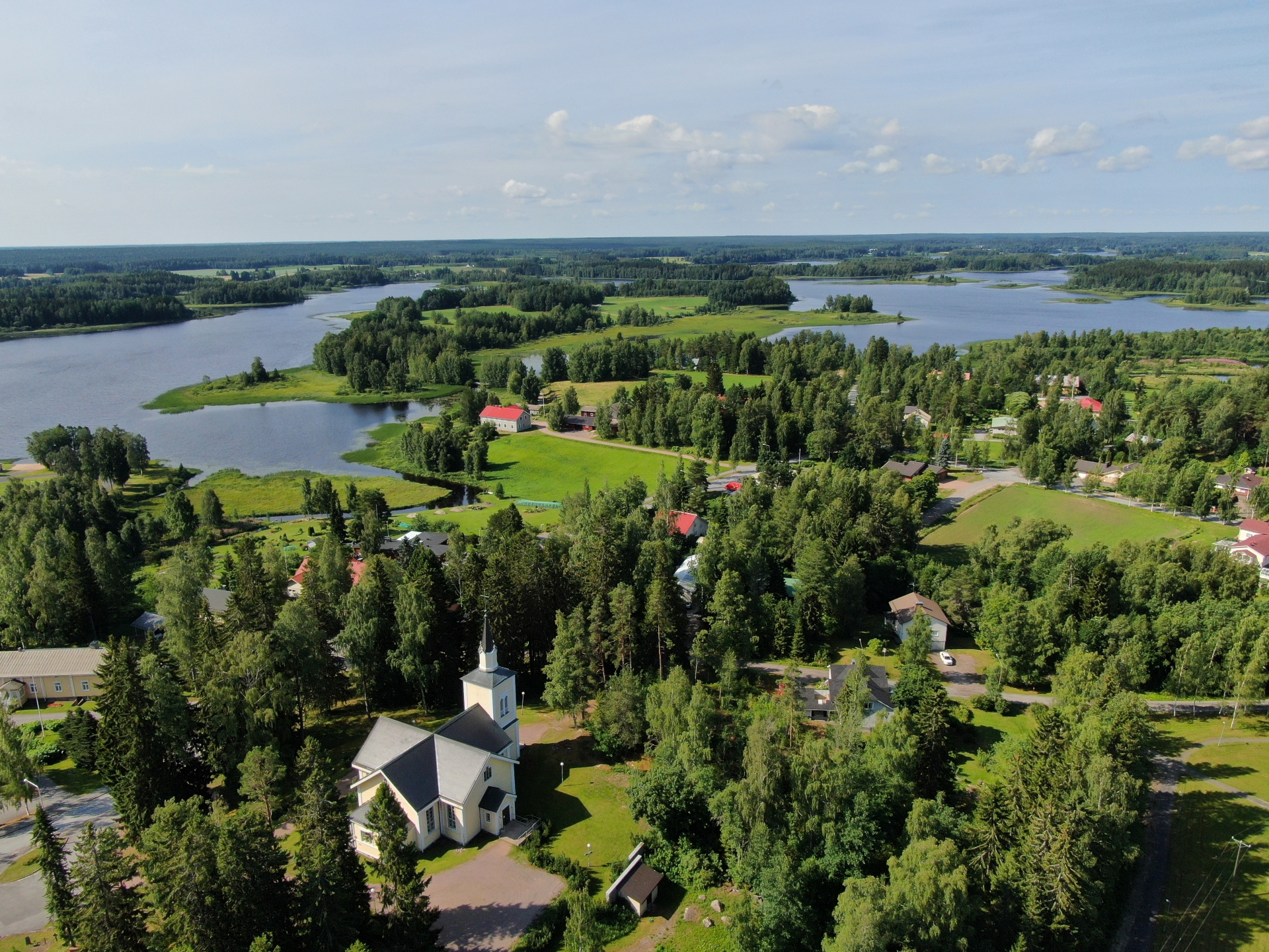 Ilmakuvassa Jämijärven kirkonseutua aurinkoisena kesäpäivänä.