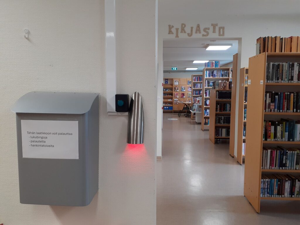 Lukollinen postilaatikko lainaustiskin lähellä
