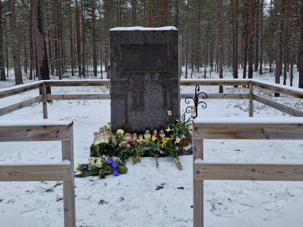 Jämin laskuvarjohyppyonnettomuuden muistomerkki talvella.