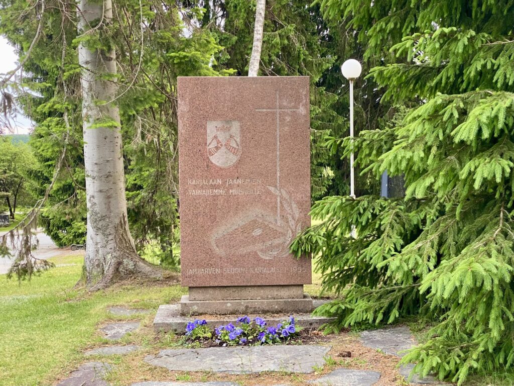 Jämijärven hautausmaalla Karjalaan jääneiden muistokivi kesällä.