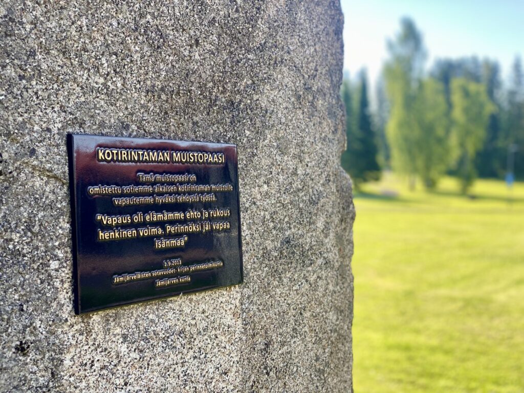 Jämijärven kotirintaman muistopaaden laatta.