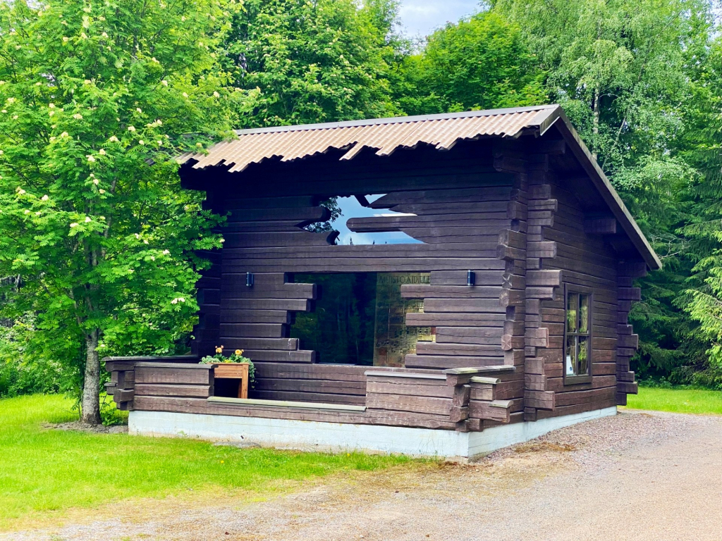 Jämijärven Muisto äidille -muistomerkki kesäpäivänä.
