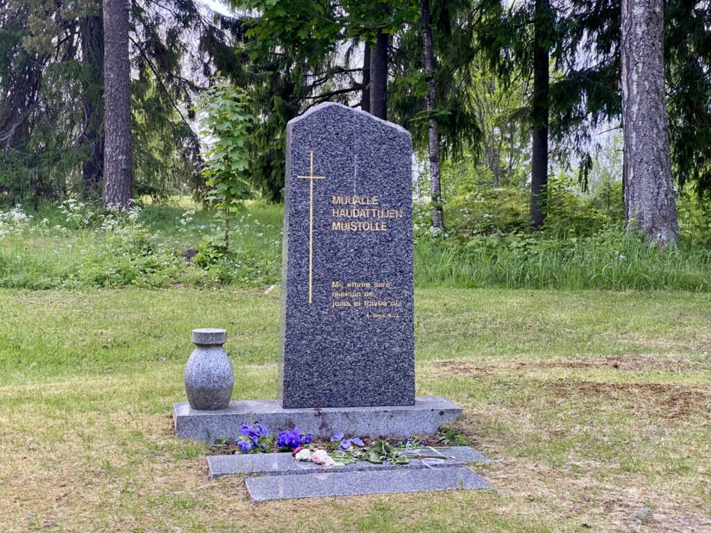 Jämijärven muualle haudattujen muistokivi kesällä.