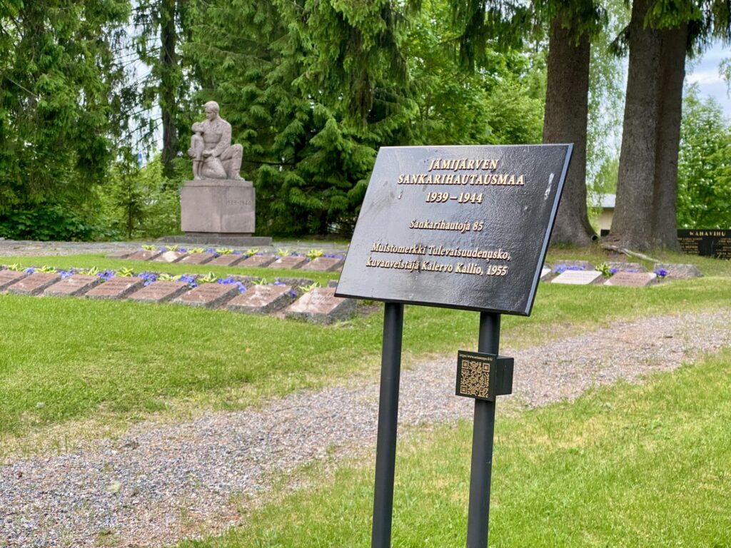 Jämijärvi sankarihautausmaa ja katse tulevaisuuteen -patsas kesällä.