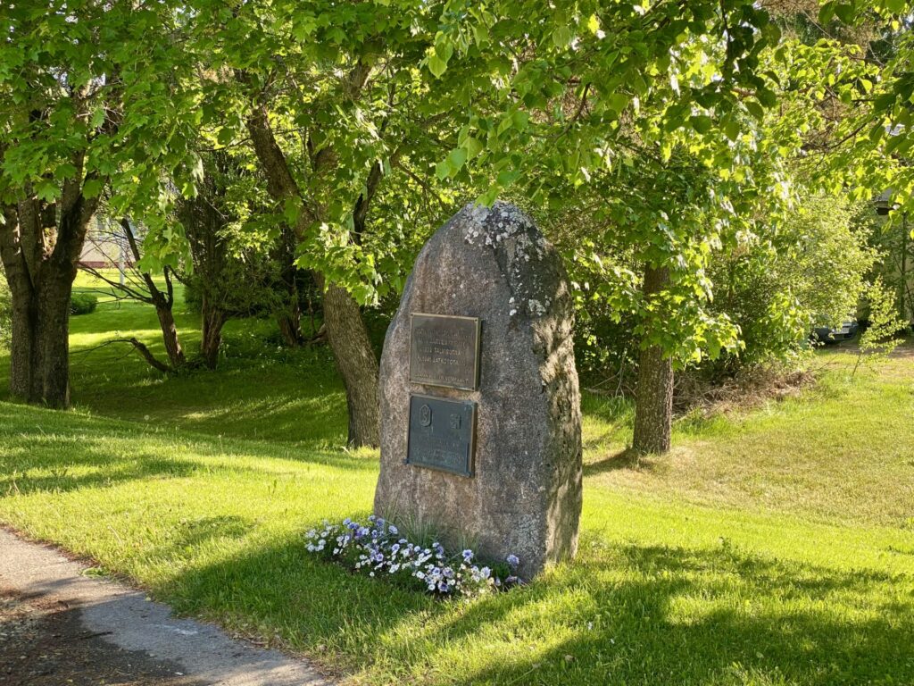 Jämijärven talvi- ja jatkosotaan lähteneiden muistokivi kesällä.
