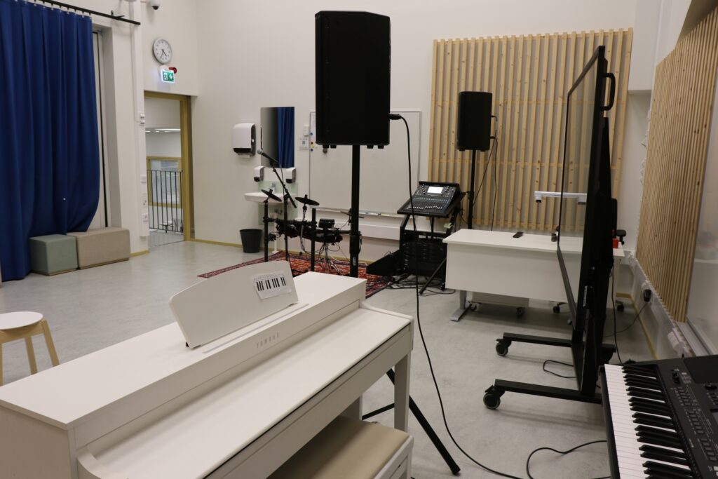 Soittimia musiikkiluokassa.