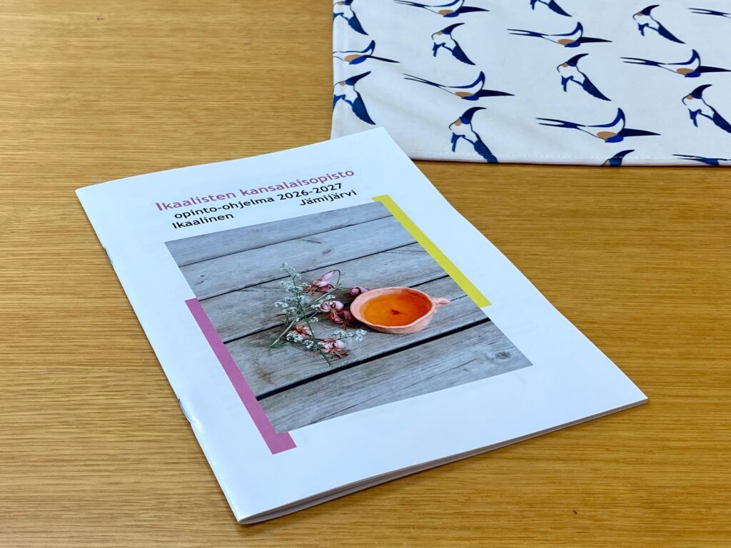 Ikaalisten kansalaisopiston opinto-ohjelmavihkonen pöydällä.