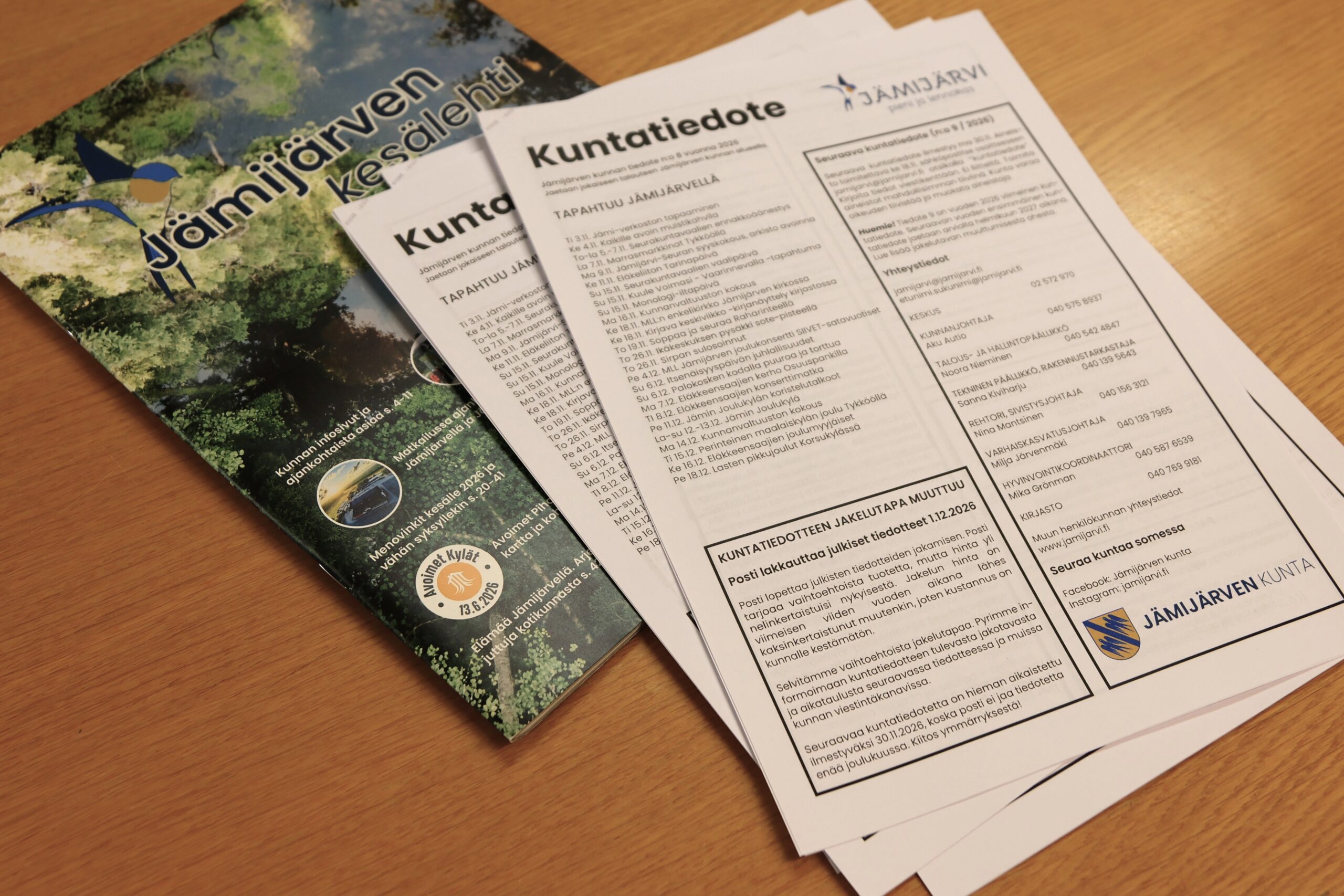 Pöydällä Jämijärven kuntatiedotteita ja kunnan kesälehti.