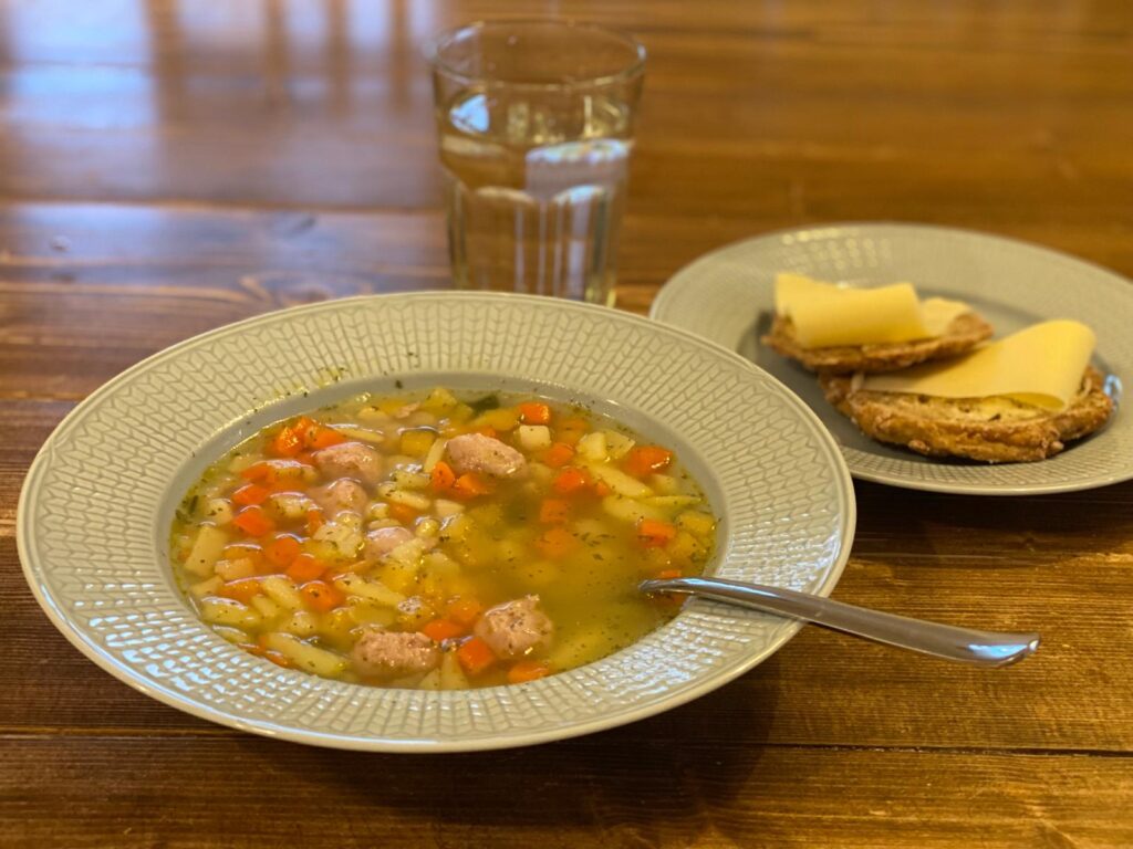 Keittoateria pöydällä.