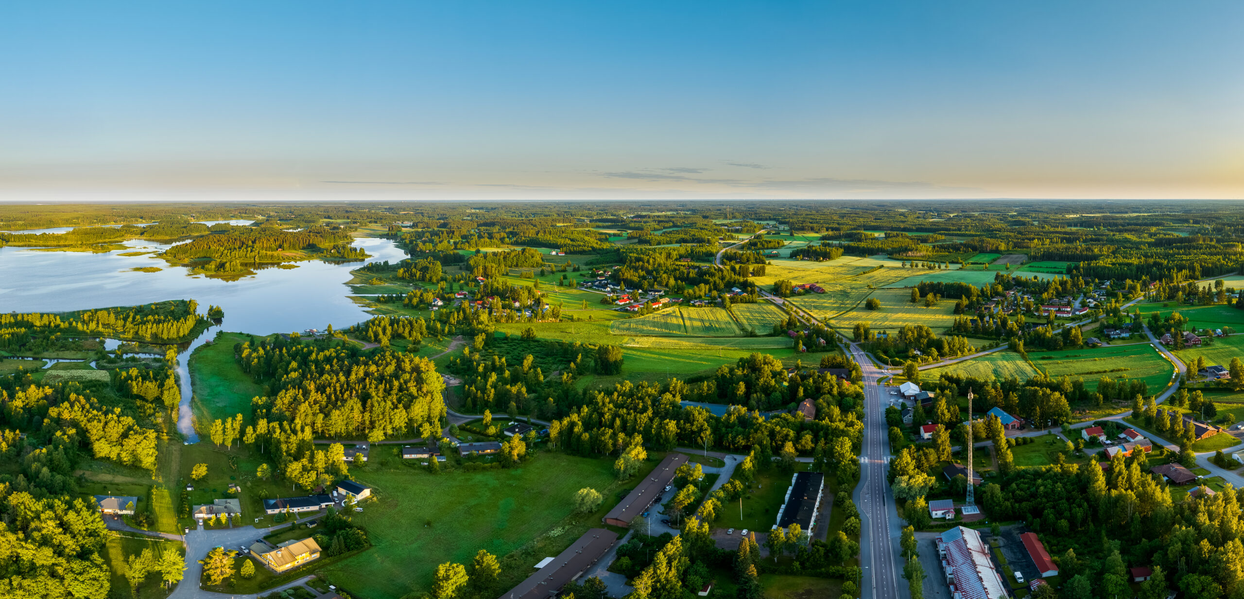 Ilmakuvassa Jämijärven keskustaa kesällä.